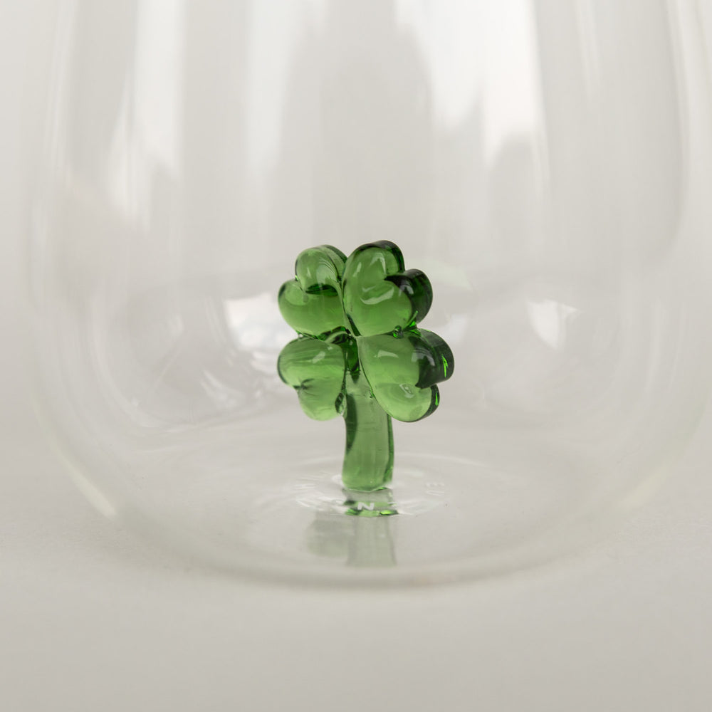 Kleeblattförmige Figur auf hellem Hintergrund in Nahaufnahme fotografiert.