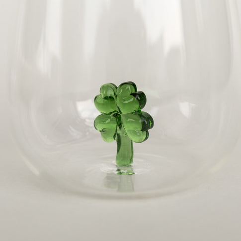 Kleeblattförmige Figur auf hellem Hintergrund in Nahaufnahme fotografiert.