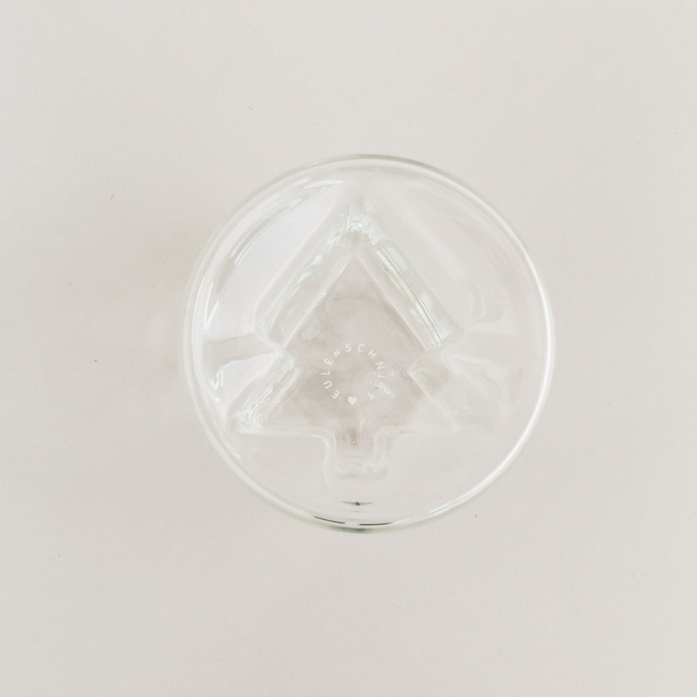 Bodenansicht des doppelwandigen Tannenglases mit geprägtem Eulenschnitt-Logo im Glas.
