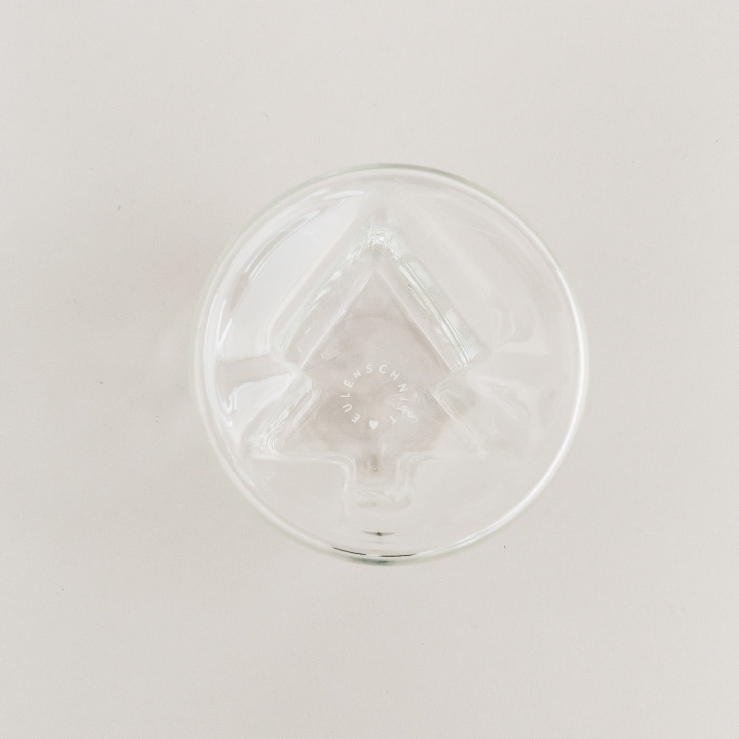 Bodenansicht des doppelwandigen Tannenglases mit geprägtem Eulenschnitt-Logo im Glas.