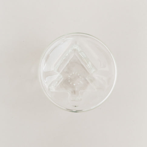 Bodenansicht des doppelwandigen Tannenglases mit geprägtem Eulenschnitt-Logo im Glas.