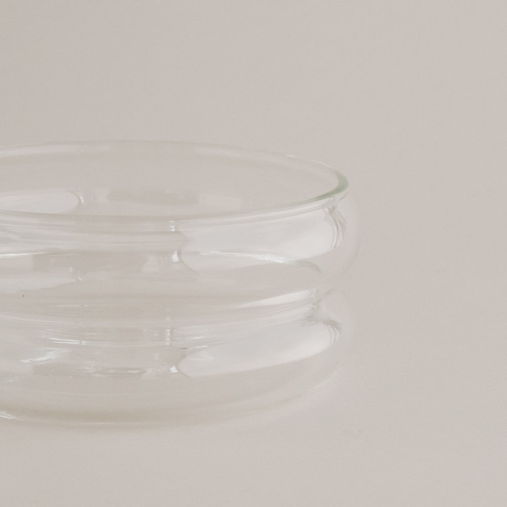 Seitliche Ansicht – Runde Glas-Bubbles-Schale klein mit luftigen Glaskanten, elegantes und zeitloses Design.