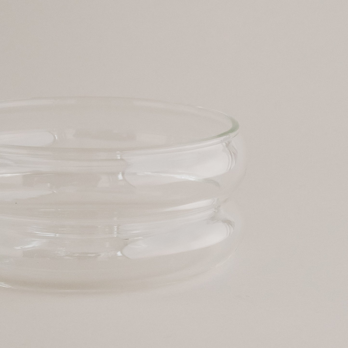 Seitliche Ansicht – Runde Glas-Bubbles-Schale klein mit luftigen Glaskanten, elegantes und zeitloses Design.