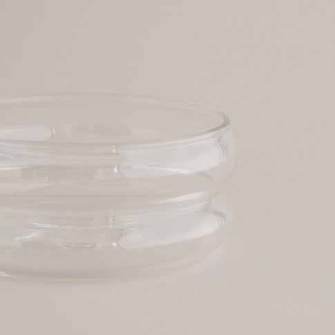 Seitliche Ansicht – Runde Glas-Bubbles-Schale klein mit luftigen Glaskanten, elegantes und zeitloses Design.