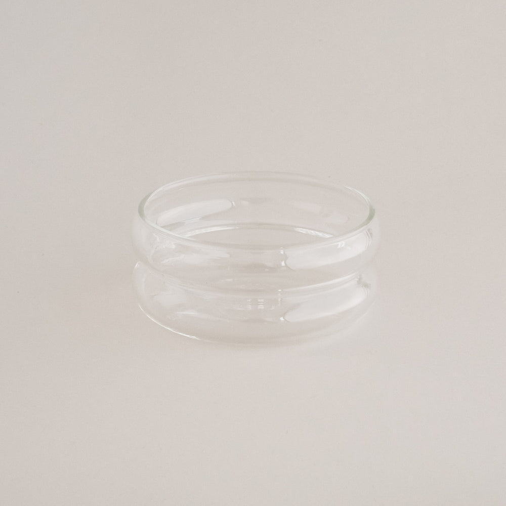 Gesamtansicht – Kleine Bubbles-Schale aus Glas, minimalistisches und vielseitiges Geschirrstück für Küche und Tisch.