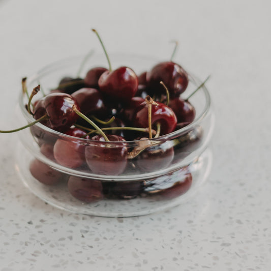 Gefüllt mit Kirschen (Nah) – Bubbles-Schale klein gefüllt mit frischen Kirschen, perfekt als Obstschale.