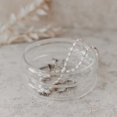 Mit Schmuck gefüllt – Bubbles-Schale klein genutzt als Aufbewahrung für Schmuck und Accessoires, dekorative Nutzung.