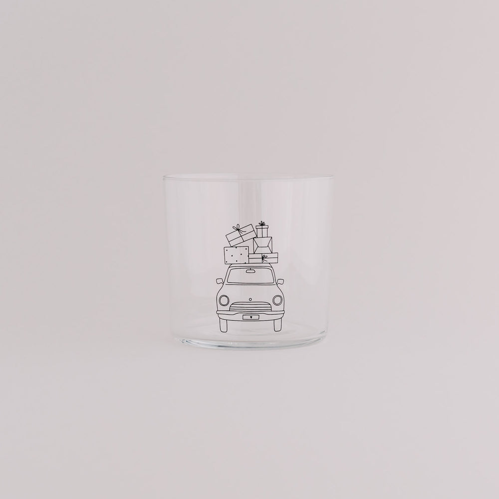 Klarglas mit Weihnachtsauto-Design und Geschenken auf dem Dach – festliche Tischdekoration.