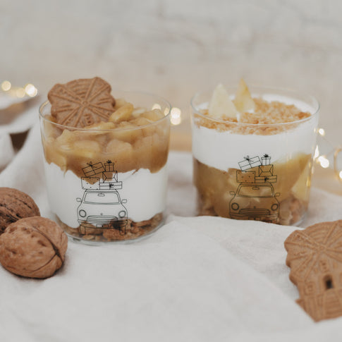 Zwei Dessertgläser mit Auto- und Geschenk-Print, winterliche Tischdeko mit Nüssen und Spekulatius.