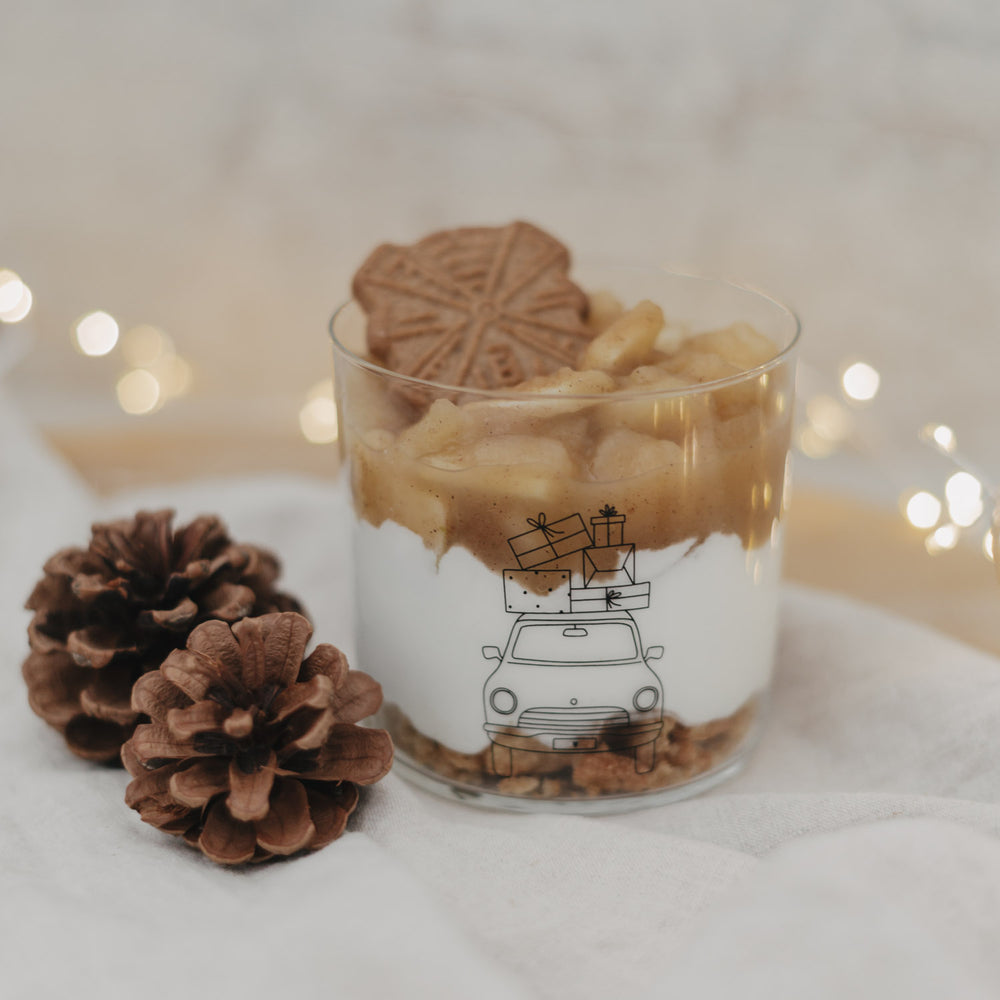 Dessertglas mit Auto-Print und Spekulatius-Keks, dekoriert mit Zapfen – perfekte Weihnachtstafel.