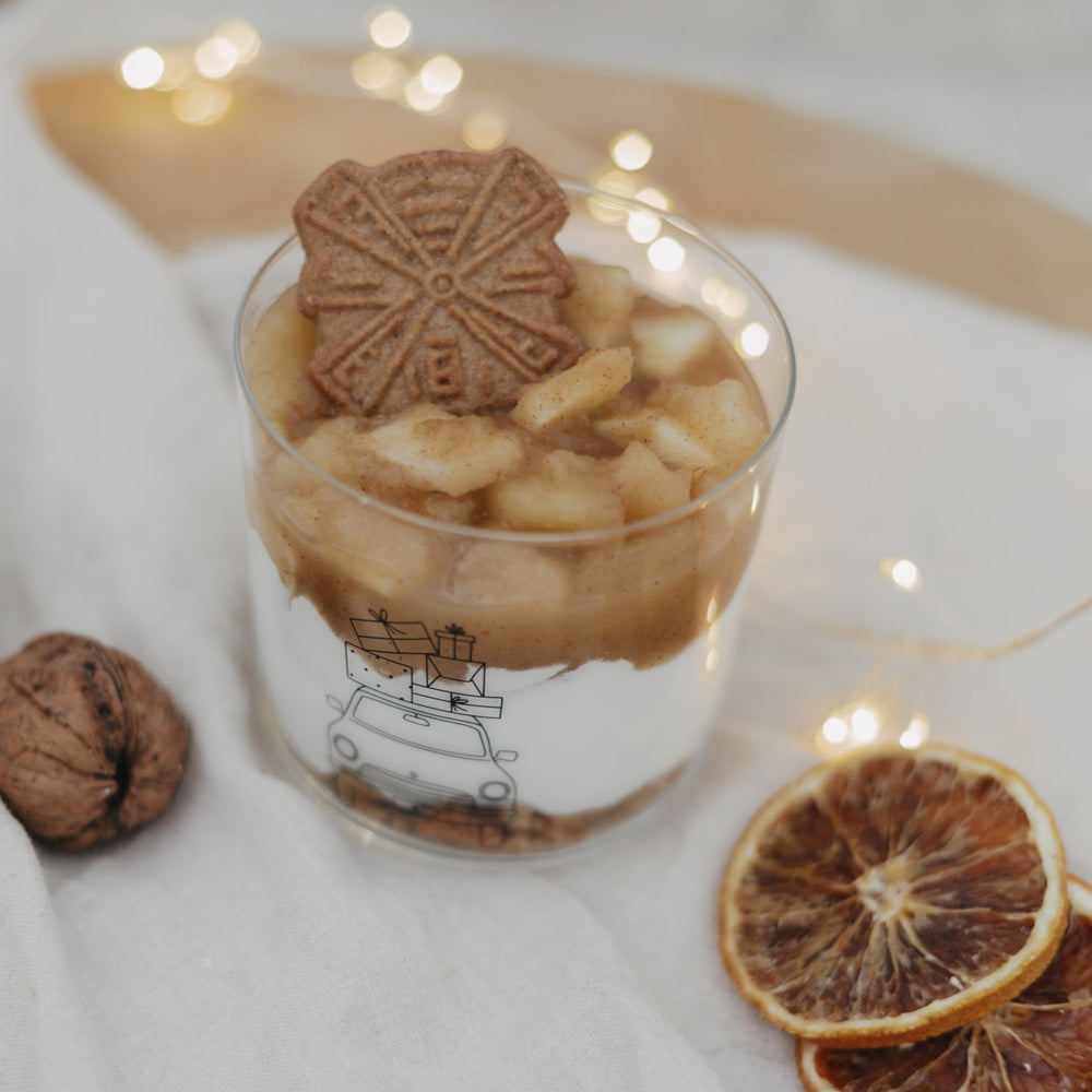 Dessert im Trinkglas mit Auto- und Geschenk-Print, dekoriert mit Spekulatius und Apfelkompott.
