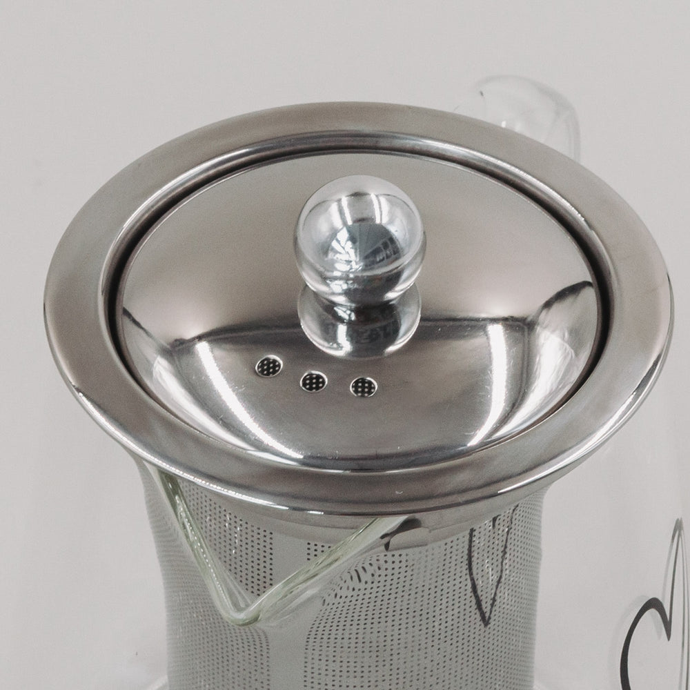 Nahaufnahme des Deckels und integrierten Teesieböffnungen der Teekanne Herz