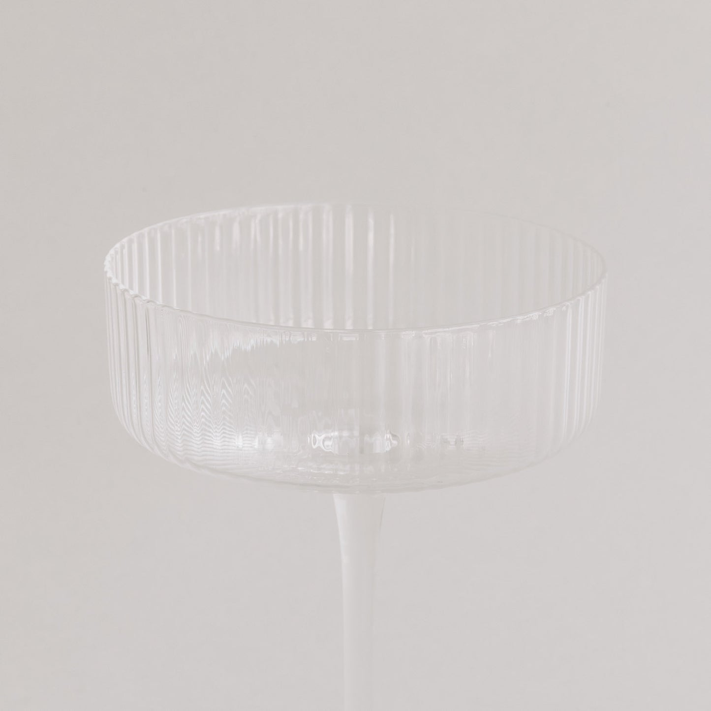 Seitliche Ansicht des leeren Champagnerglases – elegante Linienführung trifft auf modernes Design.