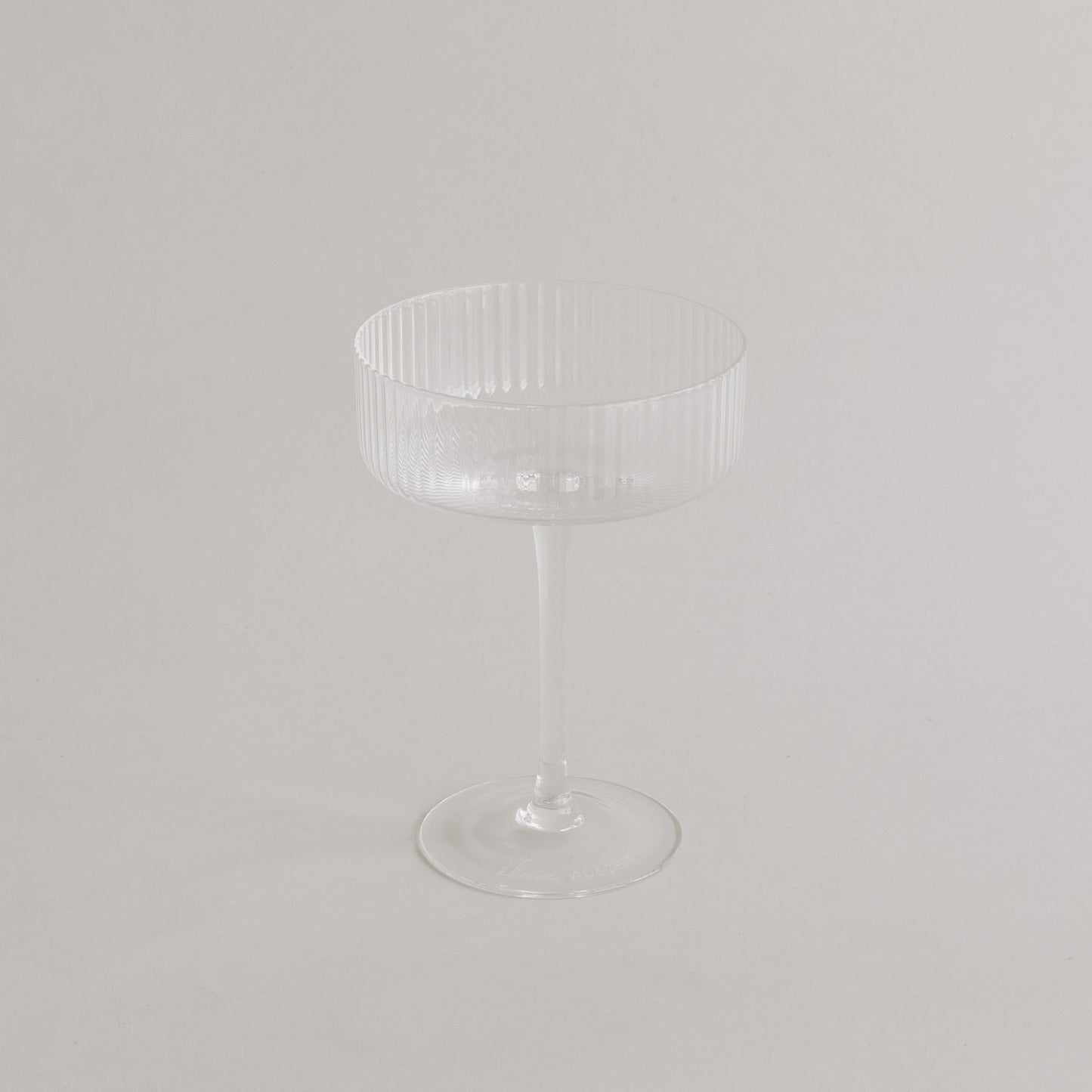 Freigestelltes Champagnerglas auf weißem Hintergrund – moderne Form mit klarer Silhouette.