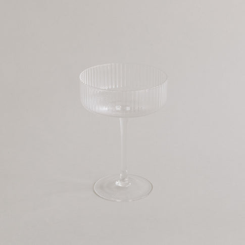 Freigestelltes Champagnerglas auf weißem Hintergrund – moderne Form mit klarer Silhouette.