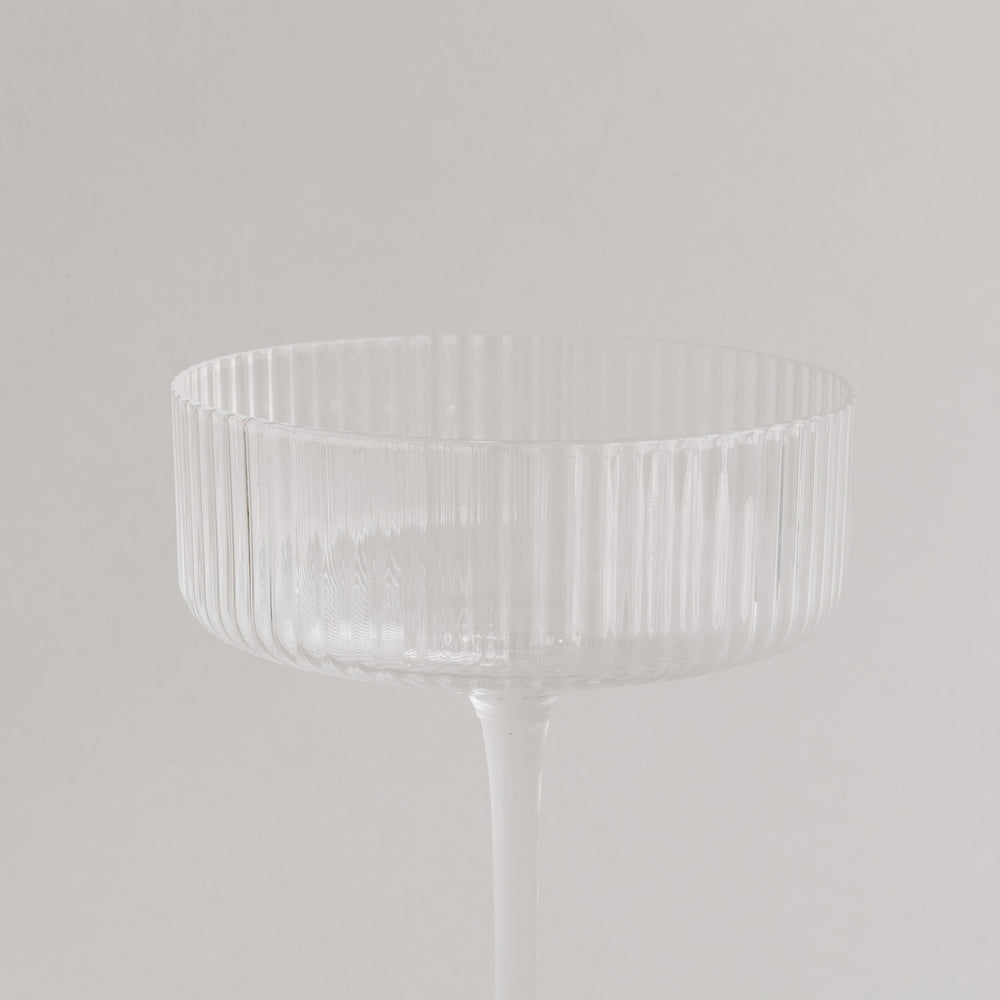 Studioaufnahme des leeren Champagnerglases – Fokus auf Form und Rillenstruktur.