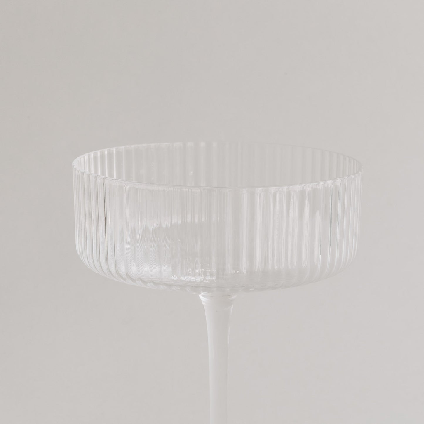 Studioaufnahme des leeren Champagnerglases – Fokus auf Form und Rillenstruktur.