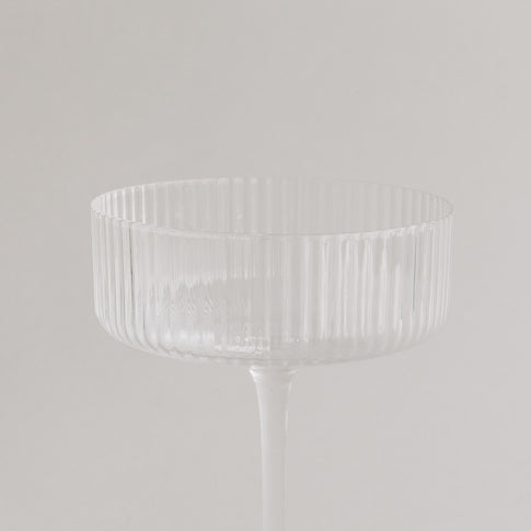 Studioaufnahme des leeren Champagnerglases – Fokus auf Form und Rillenstruktur.