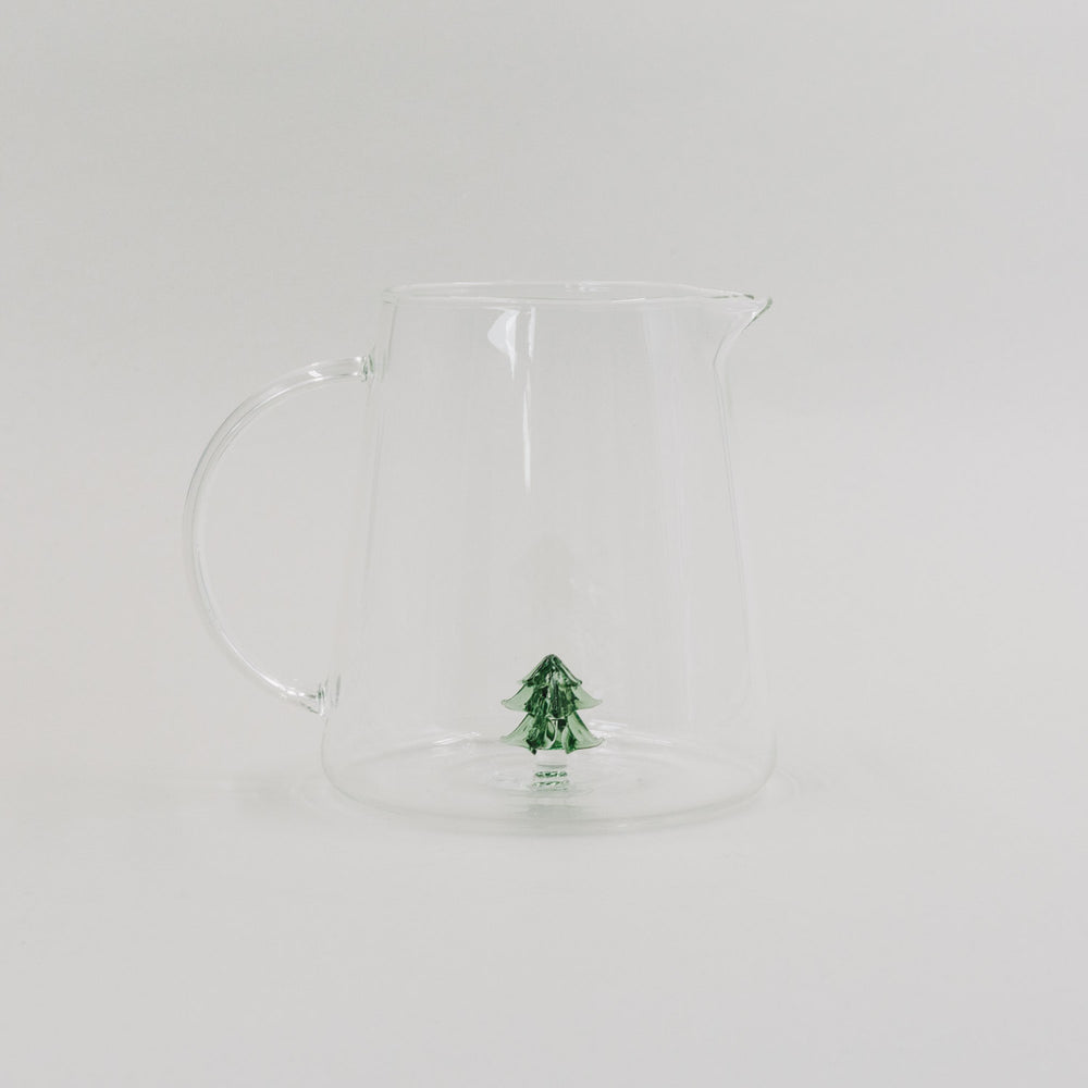 Karaffe aus Glas mit schwebender 3D-Tannenfigur in der Mitte – elegant und festlich für die Weihnachtstafel.