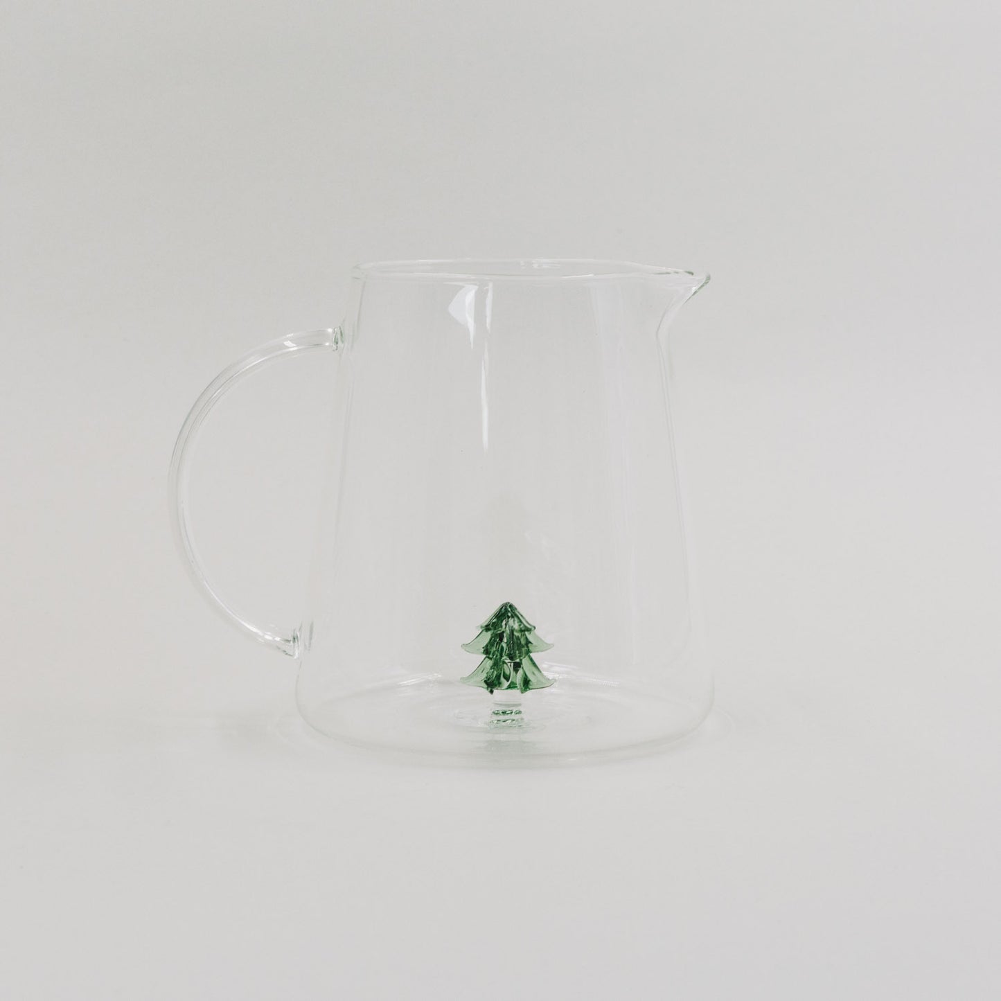Karaffe aus Glas mit schwebender 3D-Tannenfigur in der Mitte – elegant und festlich für die Weihnachtstafel.