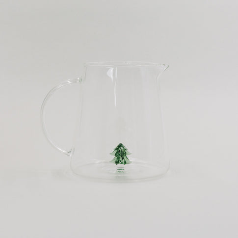 Karaffe aus Glas mit schwebender 3D-Tannenfigur in der Mitte – elegant und festlich für die Weihnachtstafel.