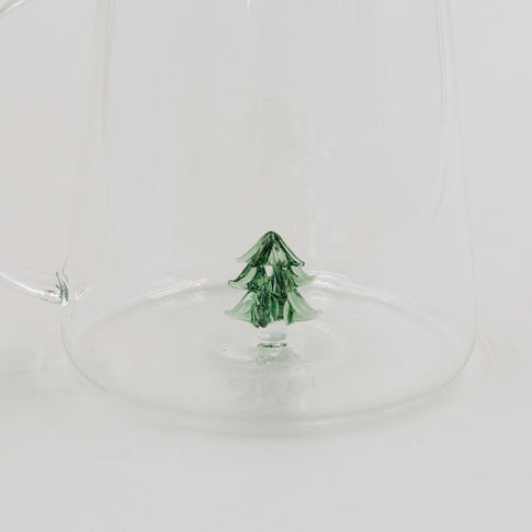 Detailaufnahme der grünen Tannenfigur im Boden der Karaffe – feine Handarbeit in hochwertigem Glas.