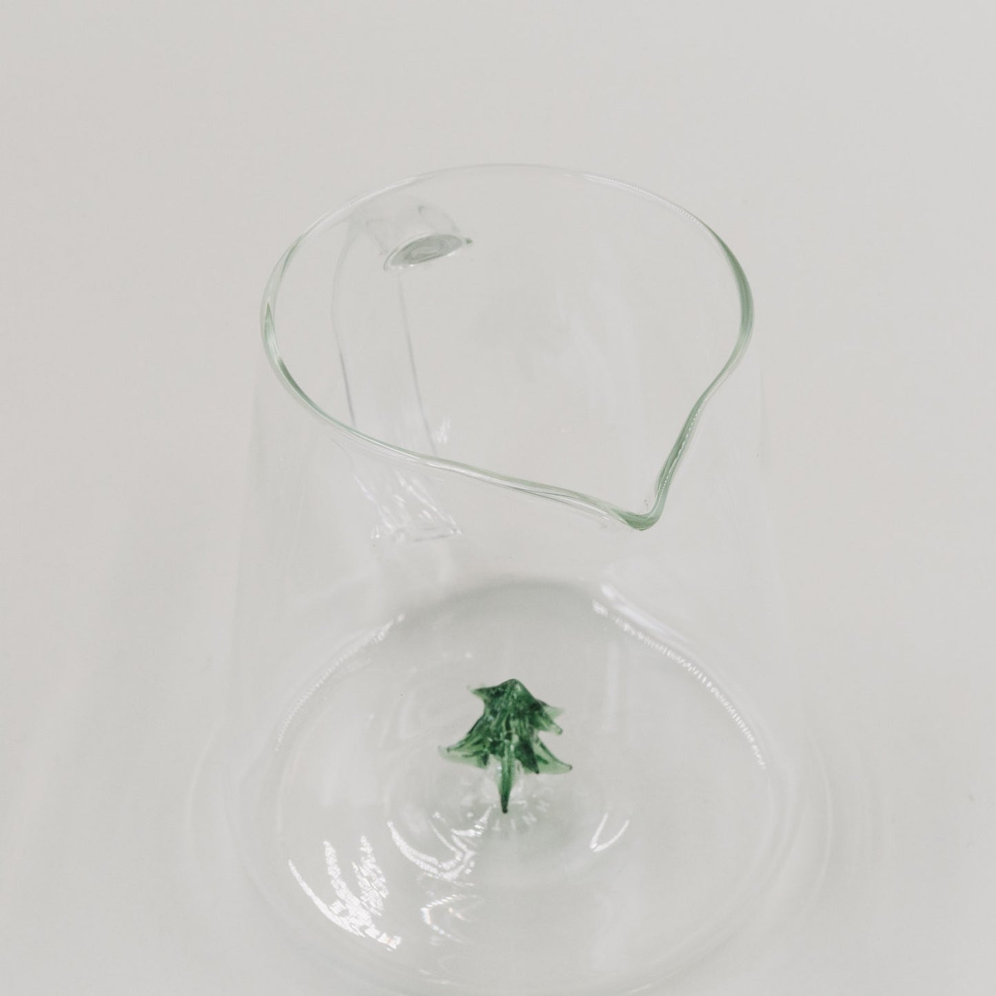 Blick von oben auf die Karaffe mit Ausgießer und 3D-Tanne im Inneren – stilvolles Design trifft Funktionalität.