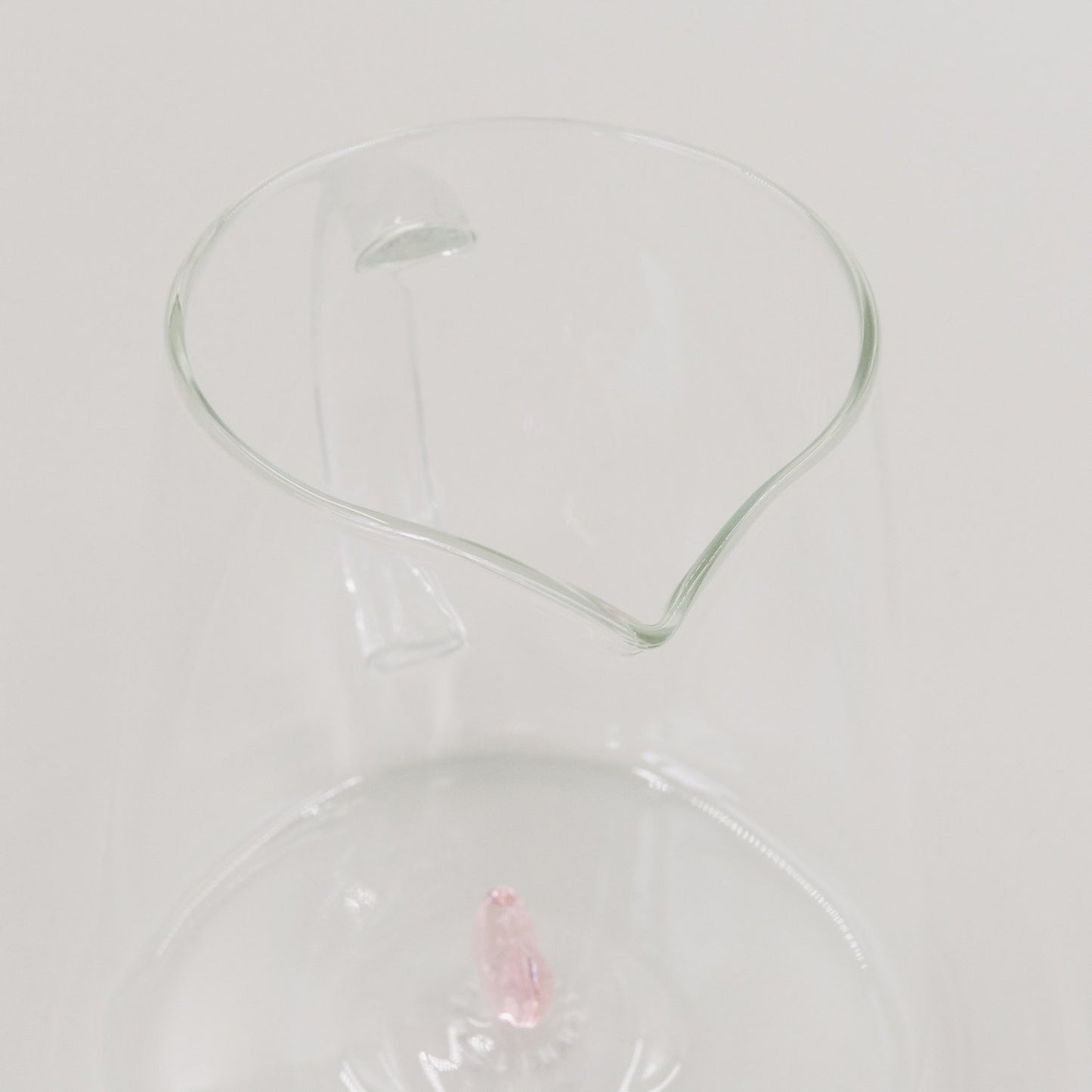 Blick von oben auf die Karaffe mit Ausgießer und zartem rosa Herz am Boden.