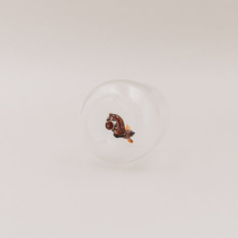 Trinkglas von unten fotografiert, zeigt die Rehfigur in liegender Position – Fokus auf das filigrane Design.