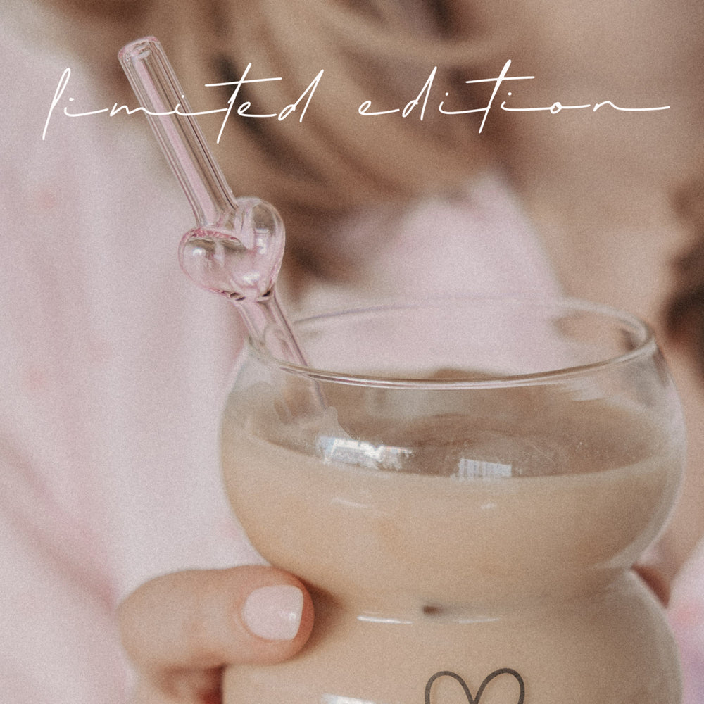 Limitierter Glasstrohhalm Bubble Heart in Rosa mit Herzmotiv in einem Glas, dekoratives Highlight für Kaffee und Kaltgetränke.