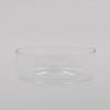 Transparente Glas-Schale mit zartem Herzmotiv, schlicht und minimalistisch vor hellem Hintergrund.