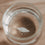 Draufsicht auf Glas mit Papierboot Detail im Boden, modernes Trinkglas Design