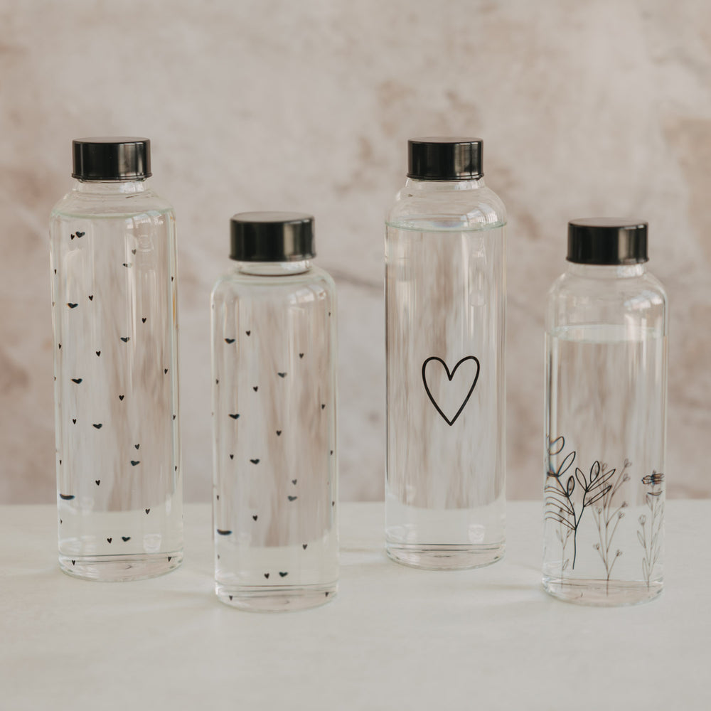 Trinkflaschen aus Glas mit Herz- und Blumenmotiv, minimalistisch und modern