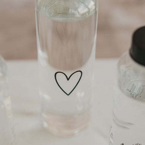 Glas Trinkflasche Herz 750 ml mit schwarzem Deckel, Detailansicht minimalistisches Design