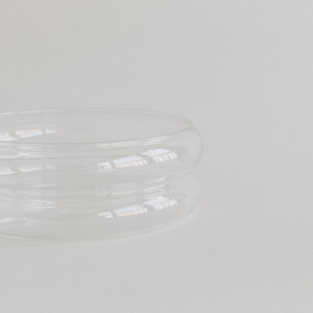 Detailansicht der seitlichen Glasstruktur der Bubbles Schale – elegantes und klares Design.