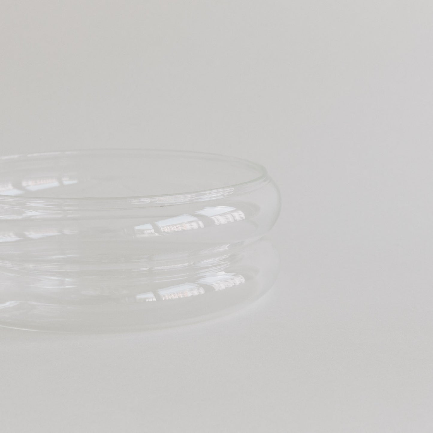 Detailansicht der seitlichen Glasstruktur der Bubbles Schale – elegantes und klares Design.