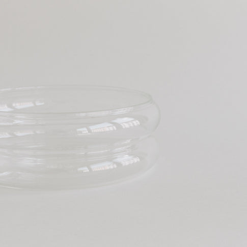 Detailansicht der seitlichen Glasstruktur der Bubbles Schale – elegantes und klares Design.