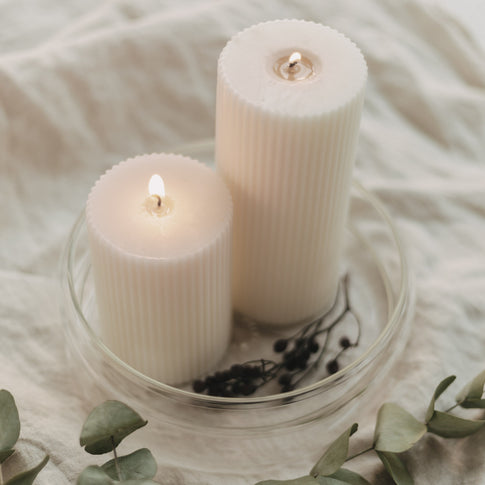 Bubbles Schale mit weißen Kerzen und Eukalyptus – als dekorative Glas-Schale vielseitig einsetzbar.