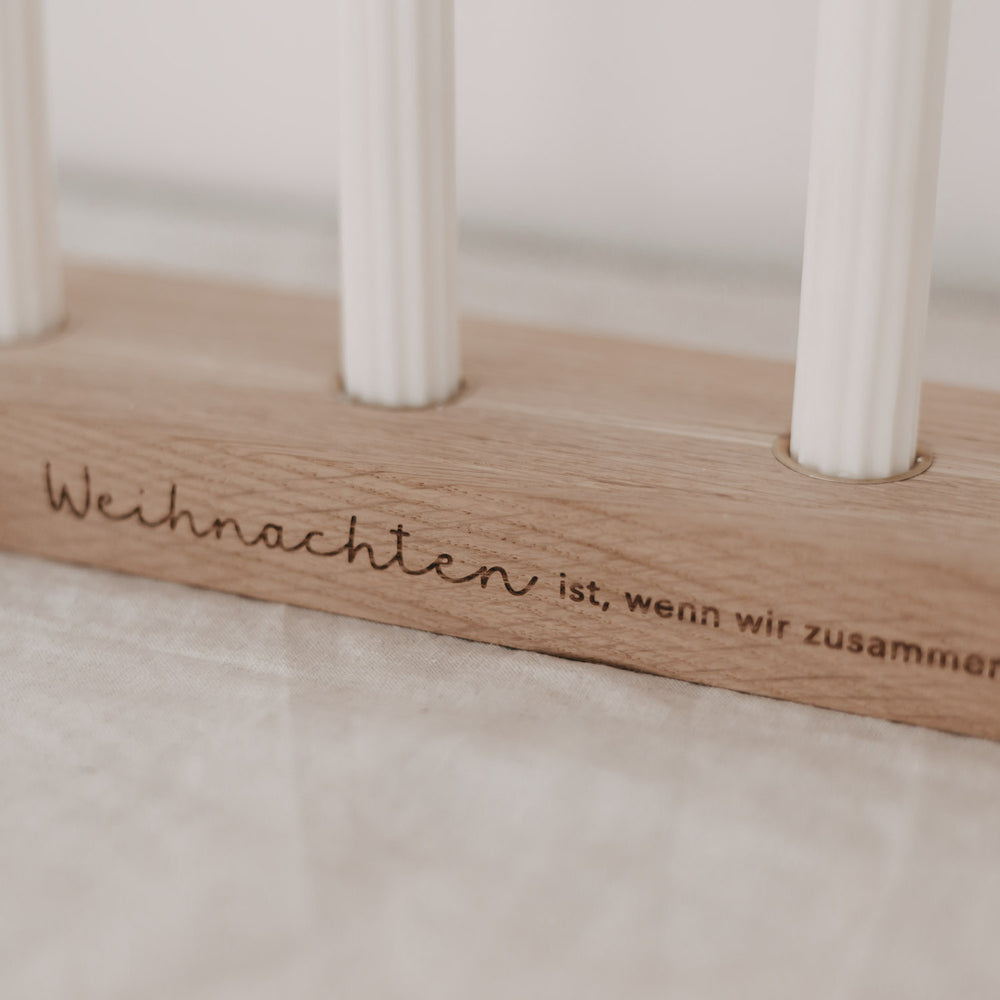 Gravur Weihnachten ist, wenn wir zusammen sind auf natürlichem Eichenholz-Kerzenhalter