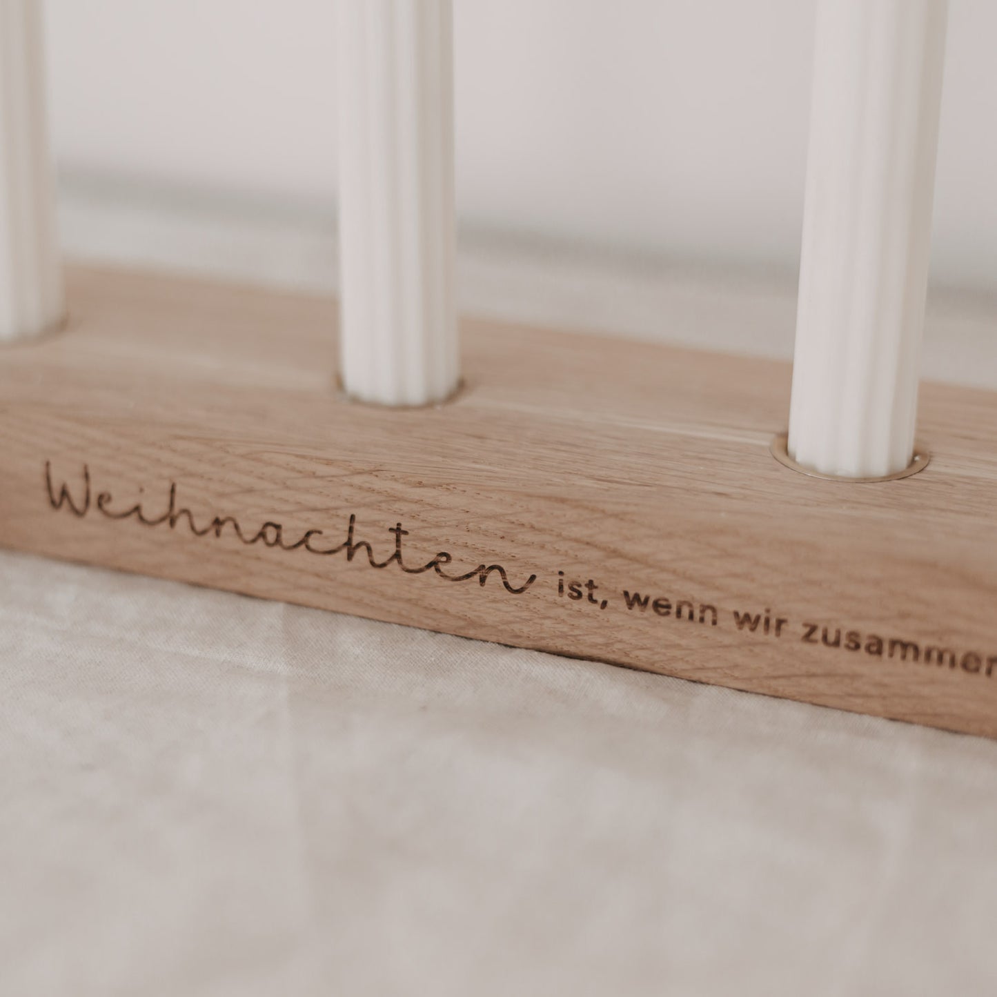 Gravur Weihnachten ist, wenn wir zusammen sind auf natürlichem Eichenholz-Kerzenhalter