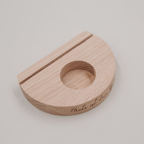 Schrägansicht des Holz-Kartenhalters „Heute ist dein Tag“ mit Kartenrille und runder Teelicht-Aussparung.