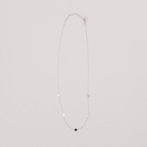 Feiner Kettenverschluss mit variabler Länge und Ösen in Silber.