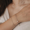 Jackie Silber Armband kombiniert mit zweitem Armband im Layer-Look, getragen am Handgelenk.