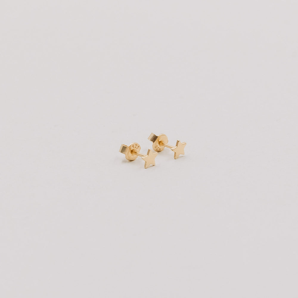 Zwei goldene Stern-Ohrstecker Jackie Gold aus 925er Sterling Silber mit 16k Goldbeschichtung, detailreiche Produktaufnahme.