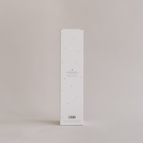 Rückseite der Verpackung vom Wandkalender 2026 mit dezentem Punktemuster, Textdetails und Barcode auf hellem Hintergrund.