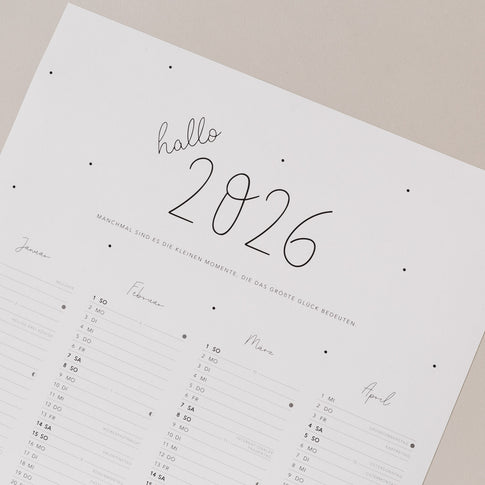 Wandkalender 2026 mit Schriftzug „hallo 2026“ und Zitat, Monatsübersicht von Januar bis April im klaren, modernen Design.
