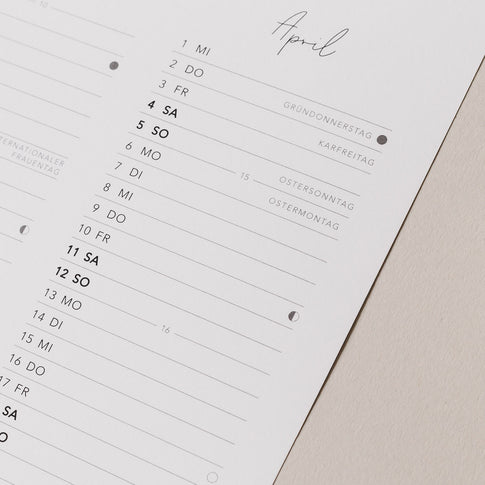Detailansicht April im Wandkalender 2026 mit Feiertagen wie Ostern und Mondphasen, klar strukturiert und übersichtlich gestaltet.