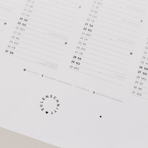 Wandkalender 2026 mit Mondphasen- und Feiertagsübersicht, Monatslayout und Eulenschnitt-Logo in moderner Kreisform.