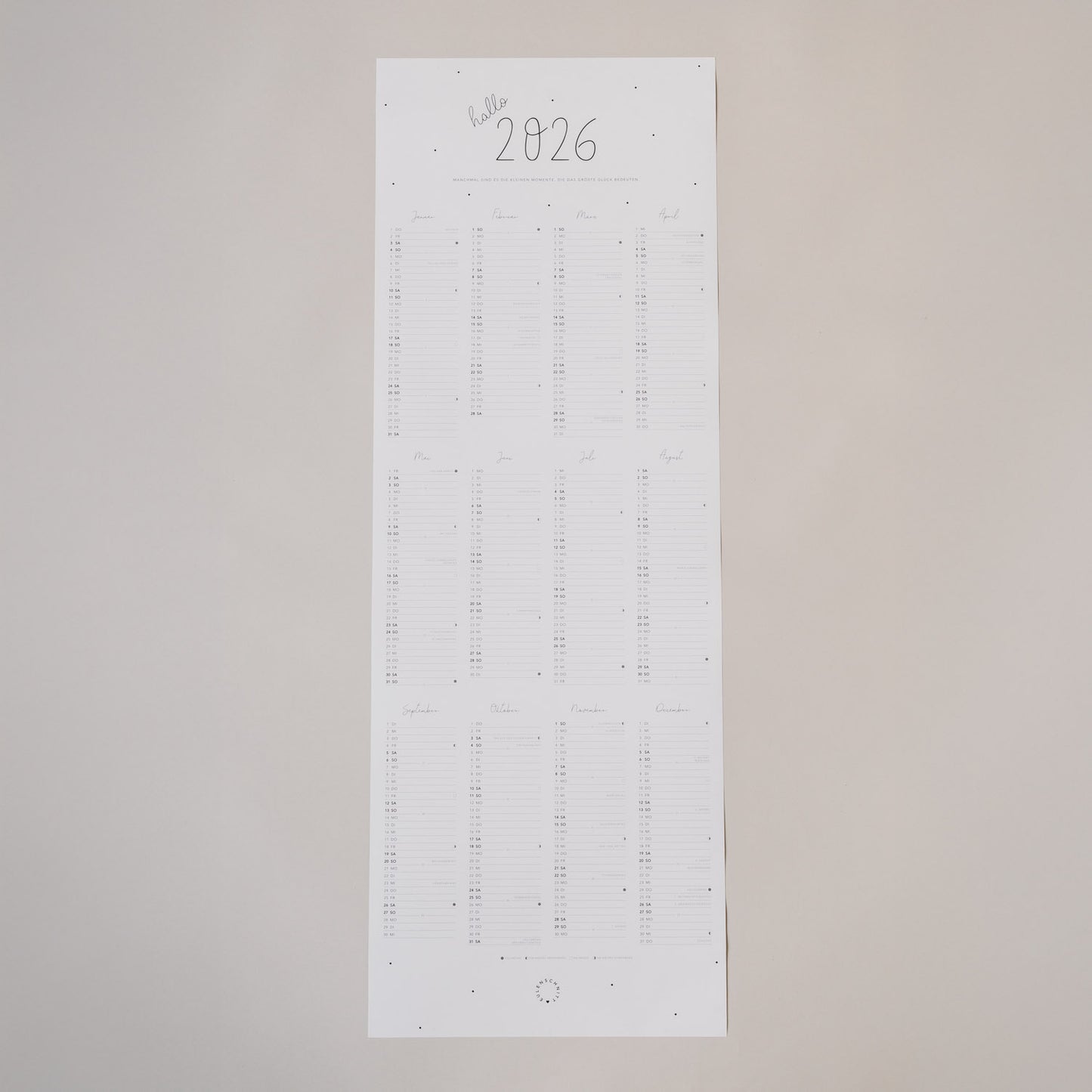 Wandkalender 2026 im Hochformat mit kompletter Jahresübersicht, schlichtem Design und Aufschrift „hallo 2026“.