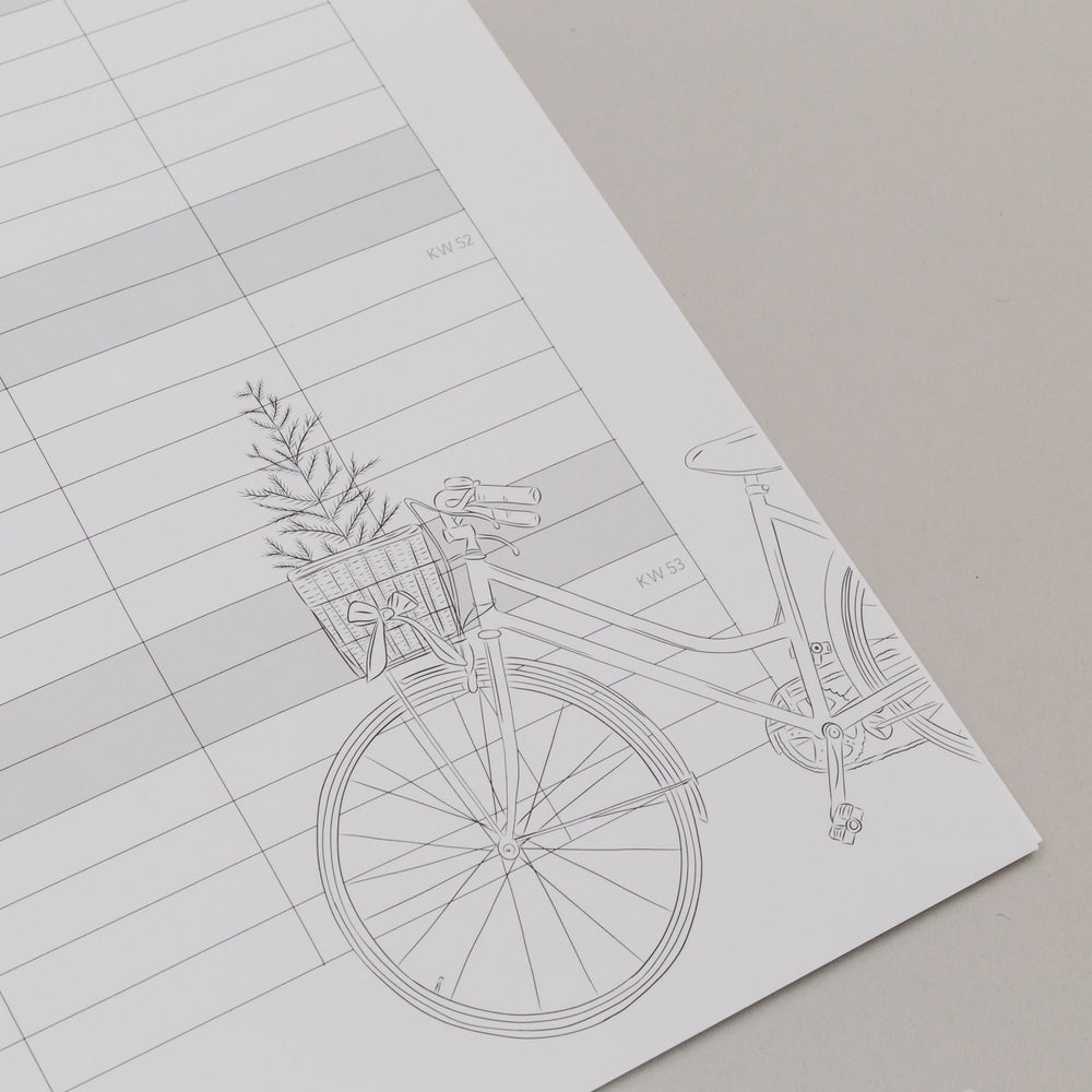 Familienkalender 2026 mit feiner Fahrrad-Illustration und Tannenzweig im Korb vor strukturierter Kalenderübersicht.